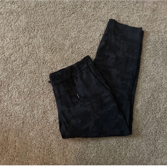 EUC Lululemon “On the Fly” Camo 7/8 pants, Size 12 - Picture 7 of 15